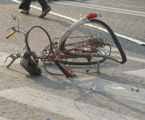 O bicicletă a intrat în coliziune cu un microbuz, pe Aurel Vlaicu